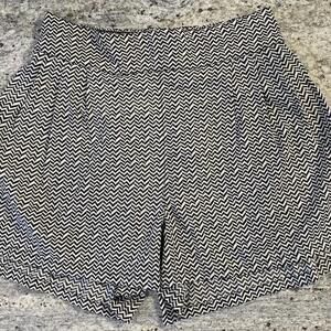 American Eagle Small Black/White Shorts w/Zig-Zag Pattern